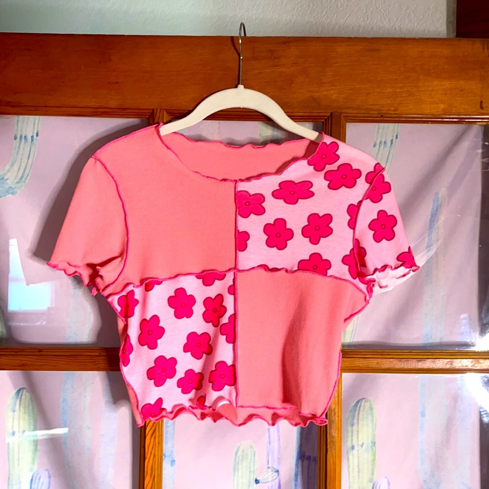 nwot pink short sleeve crop top w flower detail